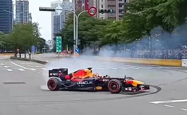 「Red Bull Showrun Taichung」今在台中市政路盛大展演，F1車手角田裕毅大秀燒胎。（圖/翻攝畫面）