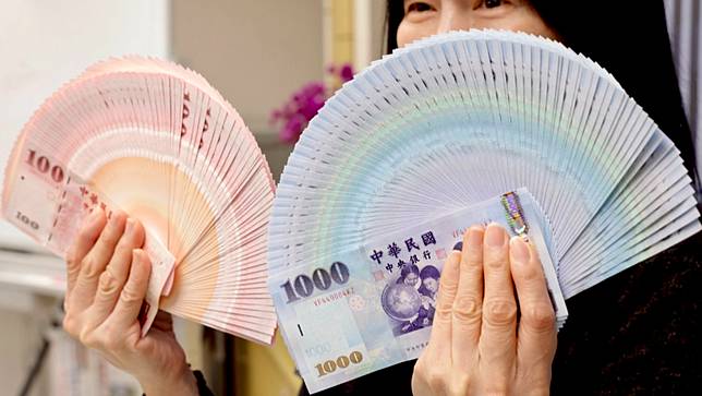 外資由買轉賣，新台幣匯價終場收30.205元、貶3.3分，中止連三升。廖瑞祥攝