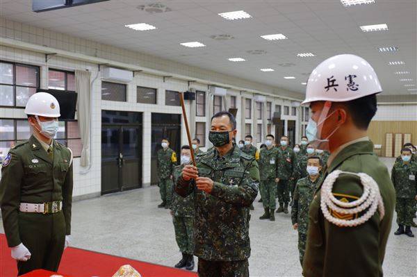 6軍團指揮部今（11）日舉行春節祭祖活動，由指揮官鍾中將主持。（6軍團提供）