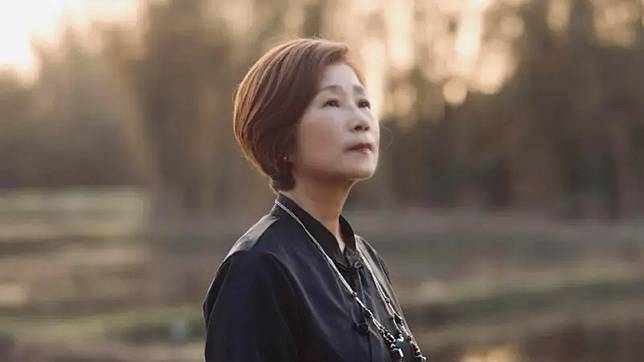 資深女歌手江念庭曾因未婚生女等難事淡出演藝圈30年，近日迎來65歲生日的她，不僅開心領取敬老卡，還送自己一份生日大禮：為電影唱片尾曲！（圖／江念庭 臉書）