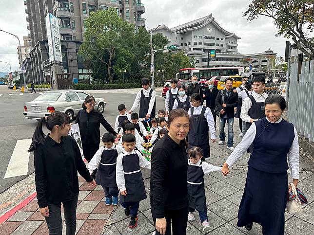 靜思書軒小志工出發進行快閃表演