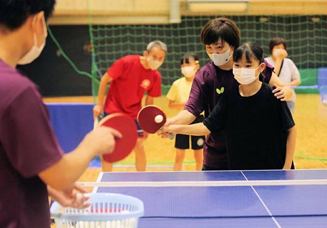 福原愛的閨密，也是她的教練湯媛媛(右二)在日本指導小朋友打桌球。(翻攝自《京都新聞》)