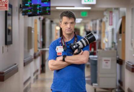 美國資深攝影記者霍伊斯（Alan Hawes）為了記錄新冠肺炎如何重創社會，日前進入醫學大學擔任護理師。（圖片翻攝／Medical University of South Carolina）