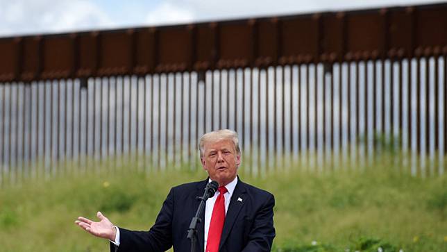美國前總統川普2021年6月德州與墨西哥邊境發表談話。路透社