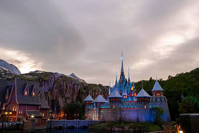 This photo taken on Nov. 16, 2023 shows a view of the new themed land &ldquo;World of Frozen&rdquo; in the Hong Kong Disneyland Resort in Hong Kong, south China. (Xinhua/Zhu Wei)