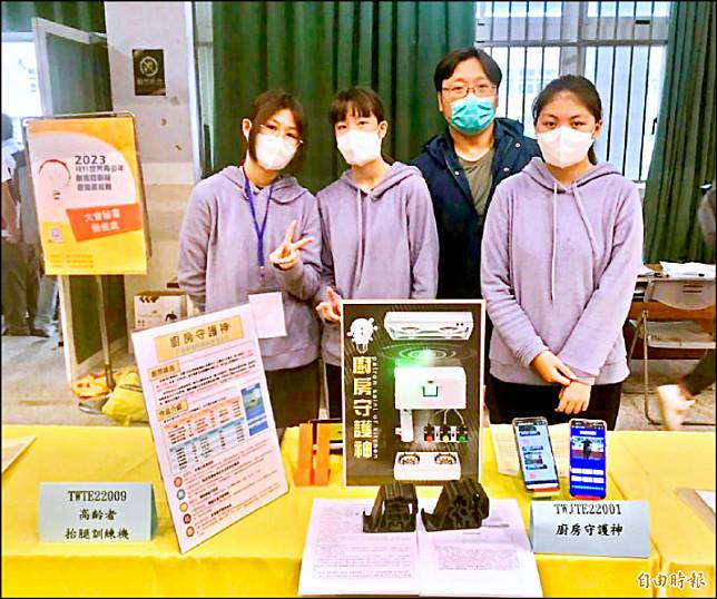 長濱國中三位學生發明「廚房守護神」，架設於抽油煙機，結合廚房煙霧火焰偵測、警示音與Line群組即時通報等多樣功能。 (記者黃明堂攝)