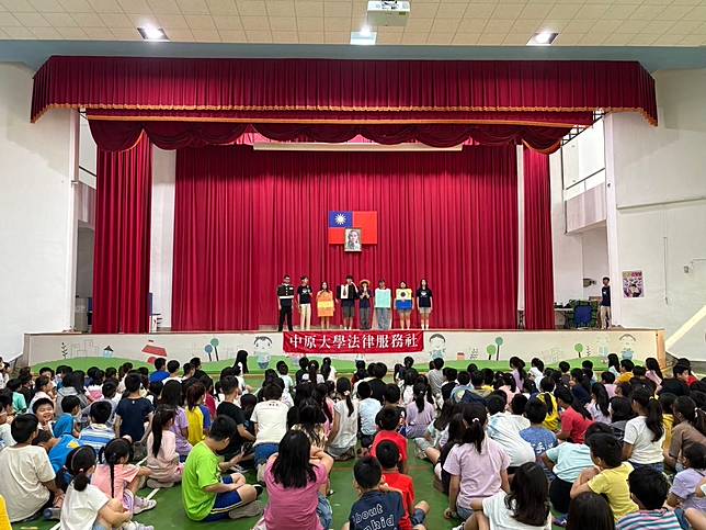 中原大學法律服務社至桃園市新街國小辦理演出法律劇場加深學生印象。（教育部提供）