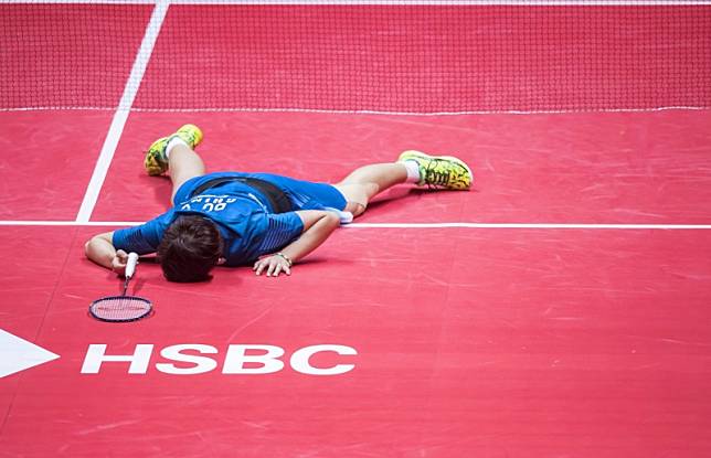 中國女雙選手杜玥為救球趴倒在地。(歐新社)