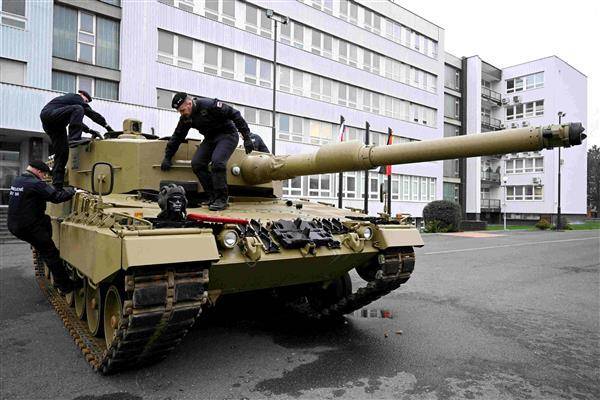 2022年12月19日，德國出貨給斯洛伐克的豹2戰車。路透社