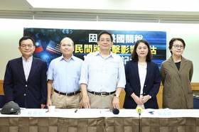 管中閔（中）等藍白立委、學者今天公布「民間版關稅衝擊評估」。（王侑聖攝）