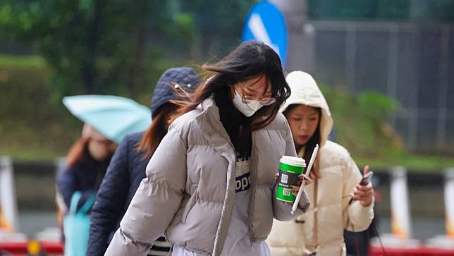 今年第一波大陸冷氣團南下，北部與東北部將濕冷一整天，不過下半天將轉乾冷，其他區域則是多雲到晴的天氣。資料照片，廖瑞祥攝