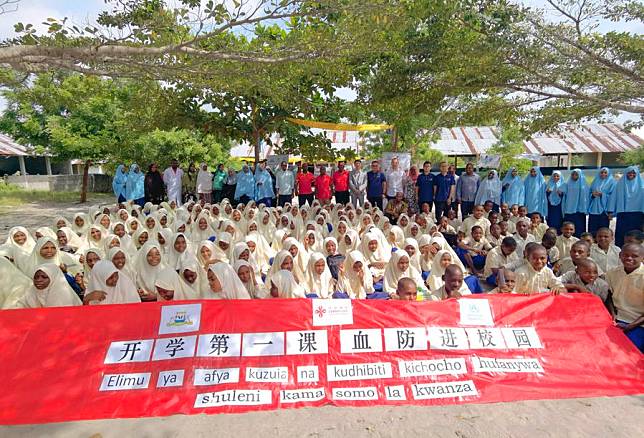 Chinese experts deliver a health education session on preventing schistosomiasis at a local school in Zanzibar, Tanzania, on Jan. 13, 2025. (Chinese schistosomiasis prevention project experts team/Handout via Xinhua)