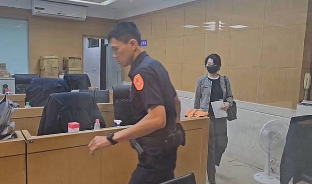 力麗集團董事李靜綺（右）涉內線交易50萬交保、限制出境出海。記者張宏業/攝影