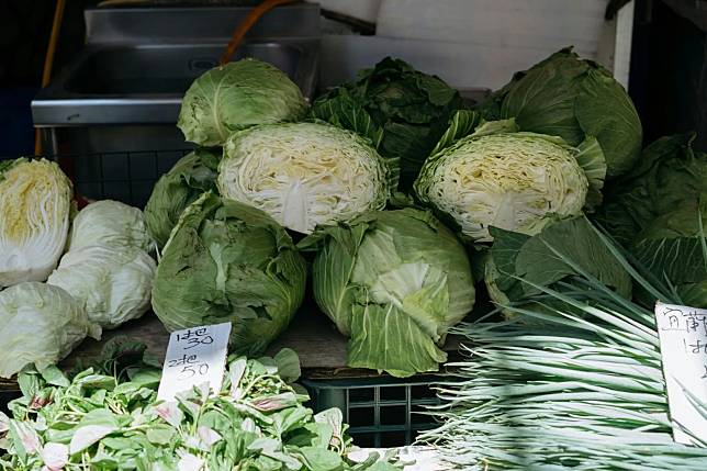 建議民眾可以挑選頭尖尖的，以及菜葉中間空隙多、拿起來輕的高麗菜。（圖／Pixabay）