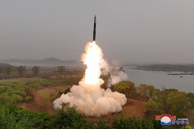 北韓官媒《朝中社》釋出13日新型洲際彈道導彈「火星-18」試射照片。 圖：翻攝朝中社