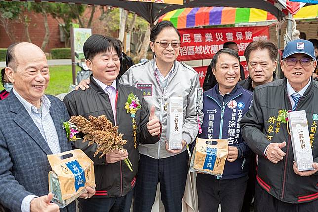 桃園市大園區慶祝農民節表彰大會，張善政肯定農友辛勞共創多元優質農產品。（新聞處提供）