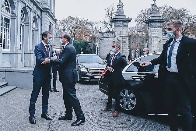 比利時首相德克羅（左起）歡迎法國總理卡斯特克斯來訪，2人與隨扈都戴有口罩。   圖：翻攝自德克羅臉書