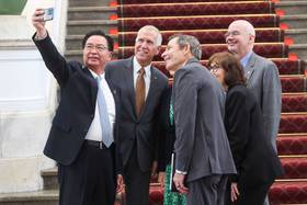 美國聯邦參議院外交委員會民主黨首席議員夏亨及共和黨參議員匡希恆（前右）所率跨黨派訪問團在三十日拜會總統府，國安會祕書長吳釗燮（前左）會後與聯邦參院台灣連線共同主席提里斯（左二）、美國在台協會處長谷立言（後右）等人在總統府自拍合影。（中央社）