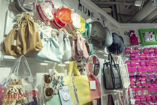 
<p>而年輕妹子人手一個的pvc透明包款，內搭的小包也能挑選自己喜歡的顏色組合。</p><p>
</p><p>
</p><p>
<b>Me%</b></p><p>
</p><p>
店鋪位置｜2F</p><p>
<a href=