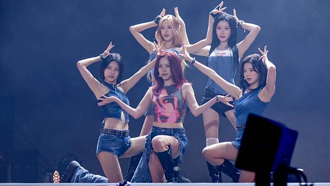 「ITZY」禮志（前排左起）、留真、Lia、有娜（後排左起）、彩領比出招牌皇冠姿勢。希林國際提供