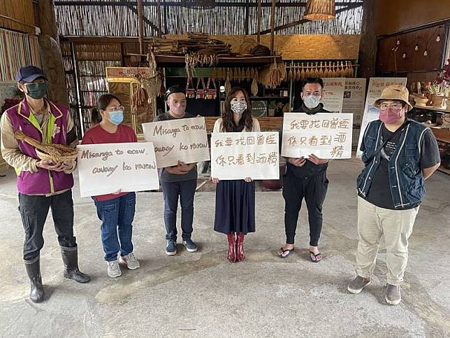 花蓮縣光復鄉太巴塱紅糯米生活館販售「黑糯米 露」，被縣政府以「菸酒管理法」開單舉發，部落青 年20日召開記者會，喊出「我要找回曾經，你只看到 酒精」口號，抗議縣府不尊重原民文化。 （民眾提供） 中央社記者李先鳳傳真 111年3月20日  
