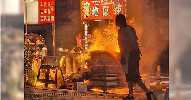五王國小旁夜市地瓜球攤著火　目擊者曝「火焰突噴2、3層樓高」