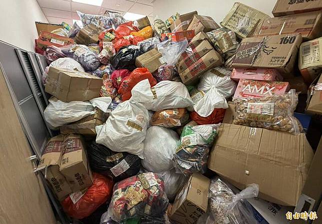 查獲非法攜帶入境、堆的滿坑滿谷的中國「零食山」，就堆在金門海關辦公室。(記者吳正庭攝)