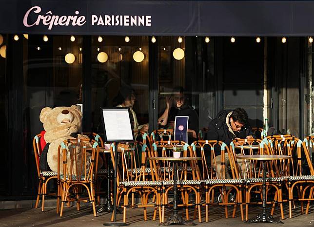 Customers spend time at a cafe in Paris, France, Feb. 1, 2023. (Xinhua/Gao Jing)