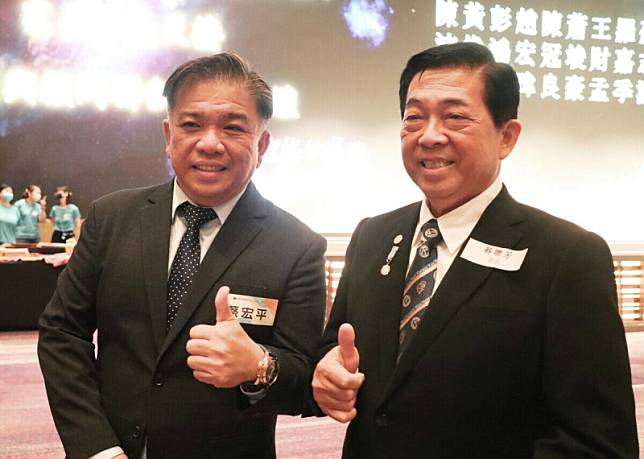蔡聯芳(右)、蔡宏平(左)成為高雄市第一對父子檔家長會長。 圖：高雄市教育局/提供
