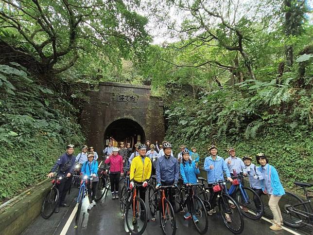 東北角風管處跟日本茨城縣官方團體以車會友，舉辦自行車道觀光友好交流締結儀式。（記者張上耕翻攝）