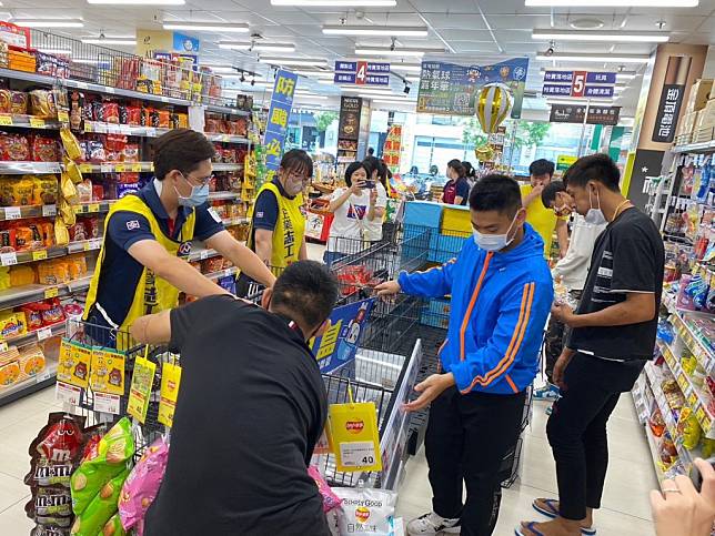 全聯台南各店經理（黃色背心）擔任企業志工，帶領逆風少年實際了解賣場的作業流程。　　　　　　　　　　（記者陳俊文攝）