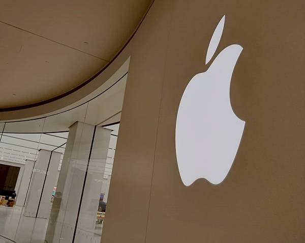 全台第一家 Apple Store 本週六正式開幕。(圖／記者劉惠琴攝)