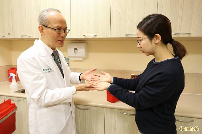 亞大醫院風濕免疫科主任蔡肇基替患者檢查手部，若發現自己手腳冰冷過程有異狀，要提高警覺。圖非當事人。(記者蘇金鳳攝)