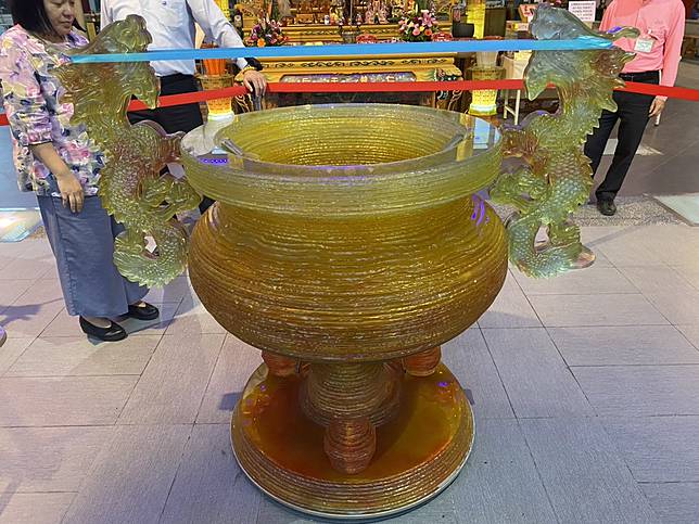 重達1,200台斤的琉璃香爐正式入駐台灣護聖宮 (圖/彰化縣政府城市暨觀光發展處)
