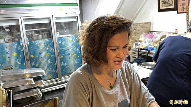 林泉街紅心粉圓店老闆娘趙小姐(圖)指外甥以前在店裡幫忙，就有不少女客人專門來看他。(記者許麗娟攝)