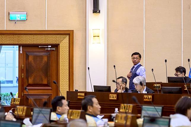 彰化縣議會議長謝典霖過去以隨時穿著「籃球衣」的親民形象聞名，近年他主辦縣政論壇、培育青年從政，還帶領跨黨派議員前往澳洲考察，開始以西裝筆挺的新形象示人。（攝影／黃世澤）
