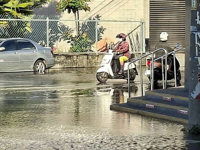 東港大成路週遭今天又水漫道路。(葉而項提供)