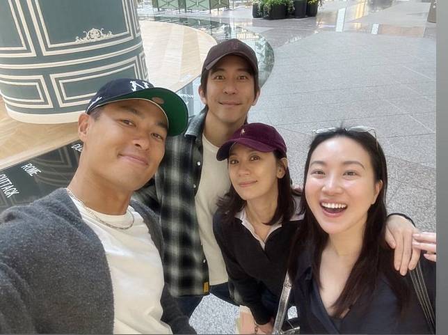 楊祐寧（左起）、修杰楷、賈靜雯、Melinda兩對夫妻在母親節相聚。翻攝IG @alyssachia