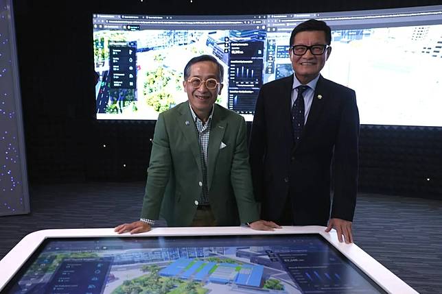 何安誠(左)和鄭定寕簡介建造業議會的工作。(林俊源攝)
