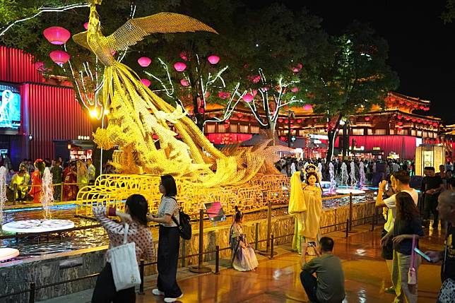 People visit the Grand Tang Mall in Xi'an, northwest China's Shaanxi Province, May 20, 2024. (Xinhua/Shao Rui)