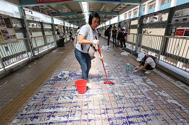 Pro-Beijing supporters cleans away the anti-government posters, Mong Kok. Photo: Dickson Lee