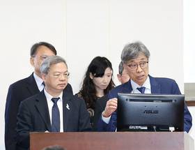 經濟部長龔明鑫（前左）表示，水庫設置光電設施，一定先與當地居民溝通，外界若有疑慮就暫緩。(中央社)