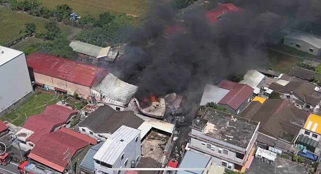 七股區竹橋里發生工廠大火，緊鄰住家讓附近民眾心驚，所幸無人受困。（民眾提供）