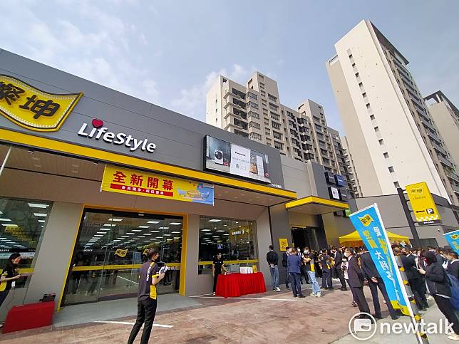 新開幕的燦坤台中五權店，週邊新的住宅大樓林立。   圖 : 唐復年/攝