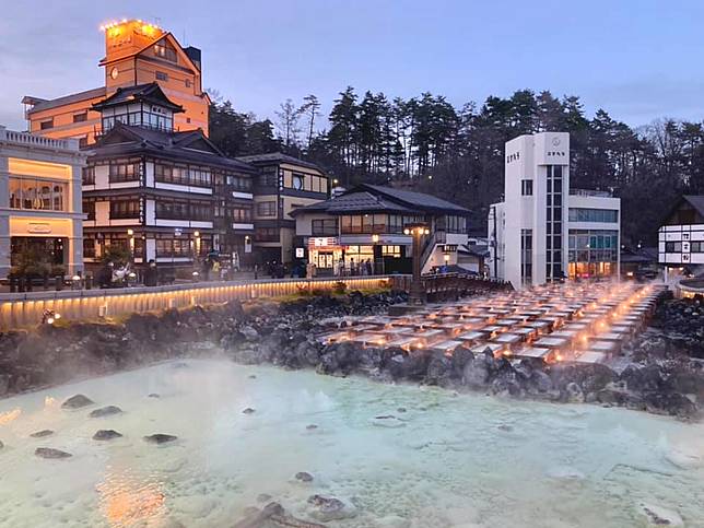 
<p>夜將至的華燈初上，裊裊泉煙與燈光相映，襯著半明半昏的天空，那是草津黃昏的獨特景色。（圖片提供：<a href=