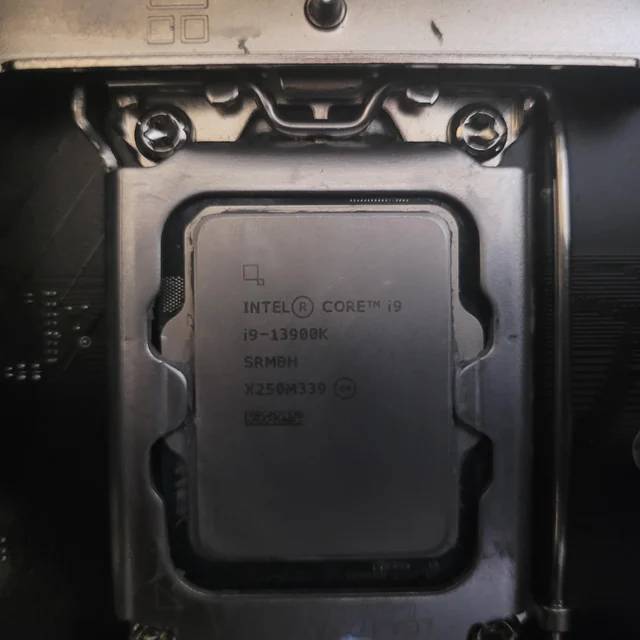 假i9-13900K 已在市場流竄，國外網友買全新盒裝版，打開後CPU 沒有矽裸 