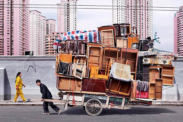 totems-alain-delorme-photography-streets-china_dezeen_2364_col_5-1704x1137