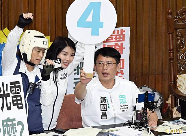 Le Yuan législatif reprendra son examen du projet de loi sur l'expansion des pouvoirs du Congrès le 24. Les législateurs Bleu, Vert et Blanc attaquent et défendent dans la salle. Huang Guochang, président du caucus du Yuan législatif du Parti populaire, continue de diffuser en direct dans la salle. chambre.  (Photo d'archives, prise par le journaliste Liao Zhenhui)