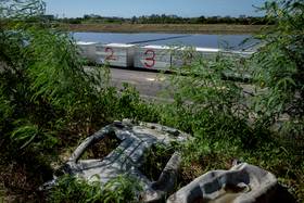 這次風災中受損的光電板約占全台廢棄物的0.4%，其中有超過6成是水面型光電設施。未來如何加強水面型光電的抗災能力，是台灣能源轉型的下一道考驗。（攝影／謝佩穎）