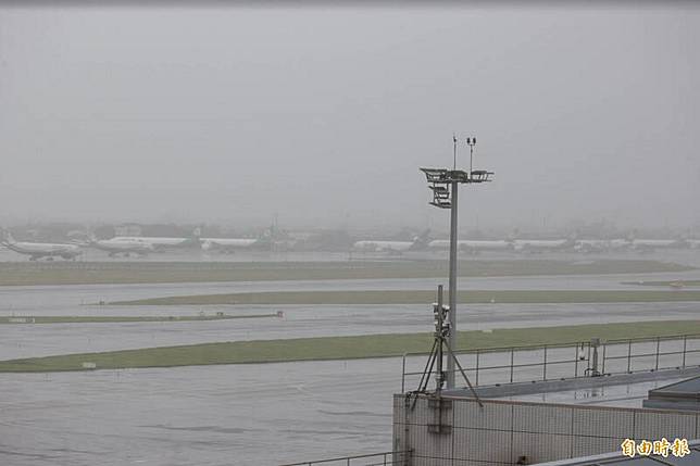 多數停場航機已移往機場東北角等較適合避風區域停放，並完成航機防颱束機作業。(記者劉信德攝)